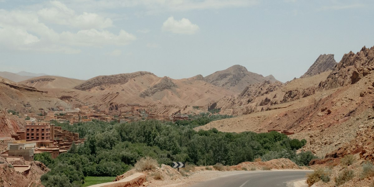 Route sinueuse dans le désert aride marocain