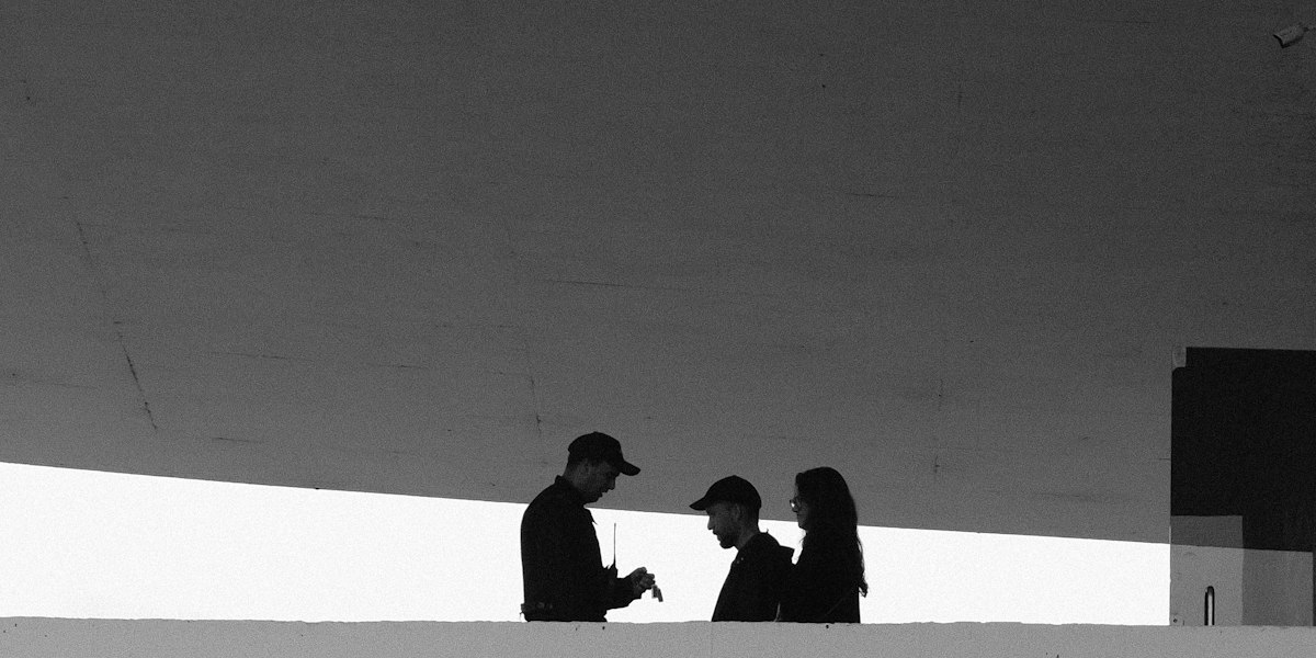 Personnes en conversation, vues en silhouette