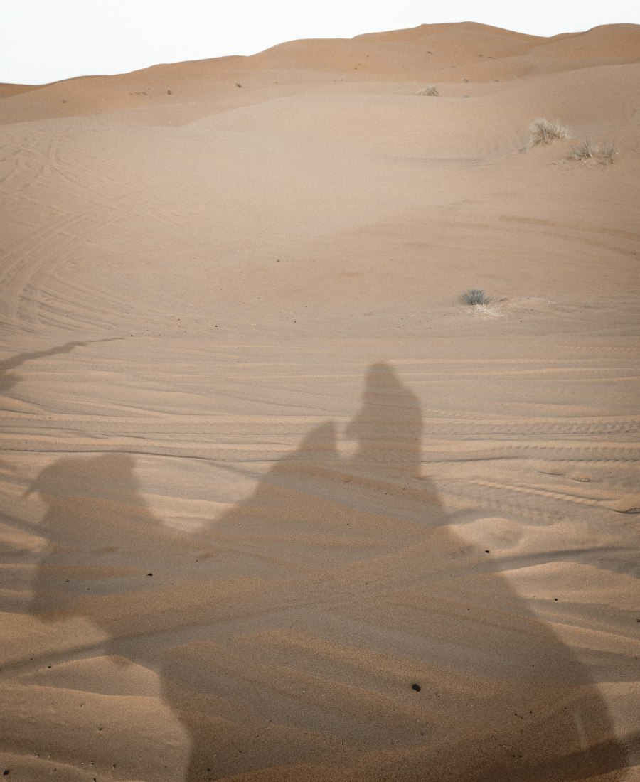 Ombre portée sur le sable, lumière rasante